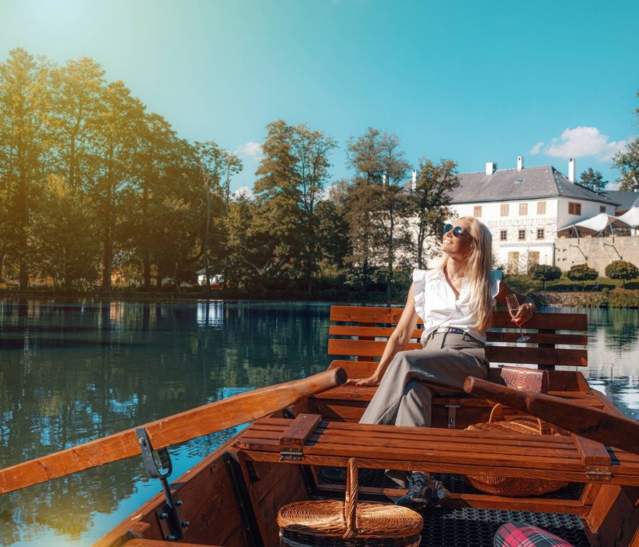 Kobieta na promie na stawie w Chateau Orlice