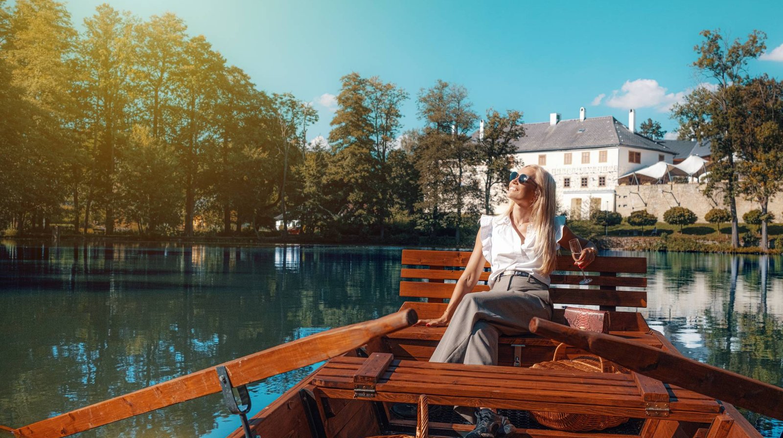 Kobieta na promie na stawie w Chateau Orlice