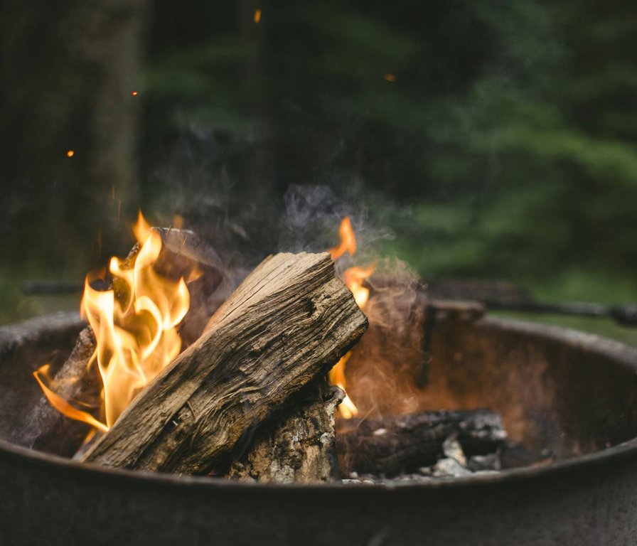 Ogień w kominku zewnętrznym