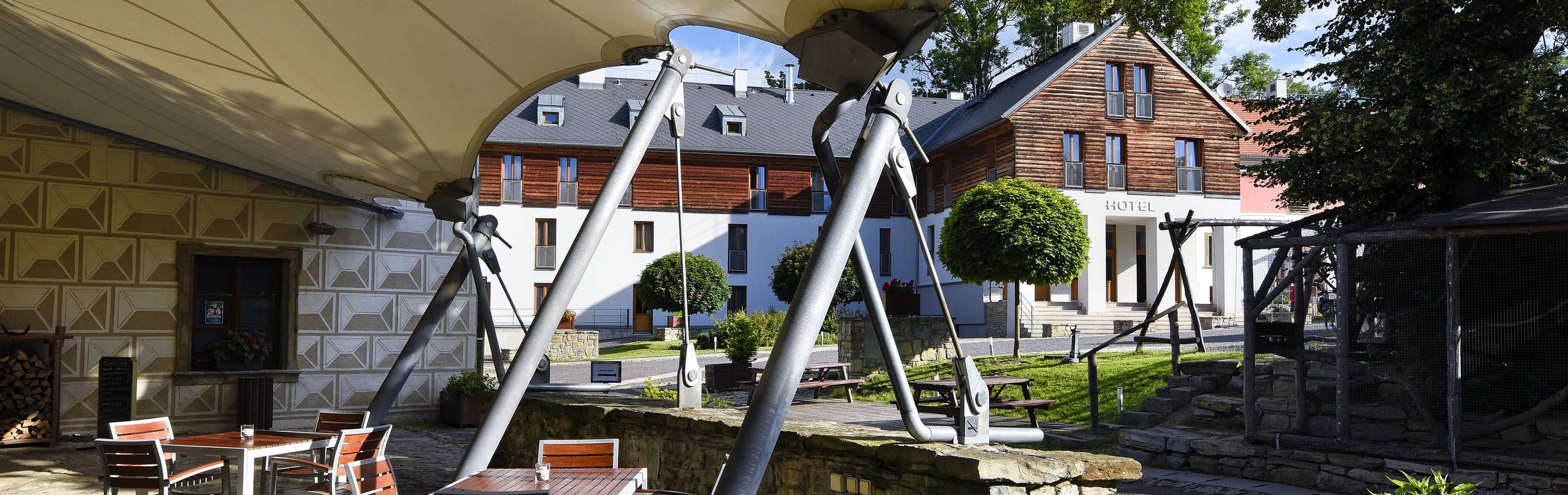 Pohled na budovu hotelu Chateau Orlice z nádvoří