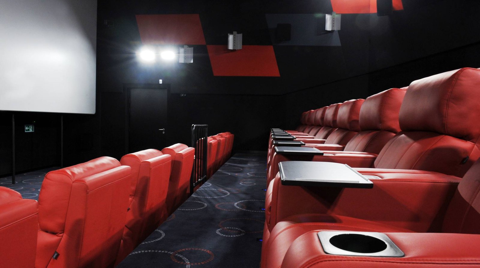 Kino z czerwonymi krzesłami
