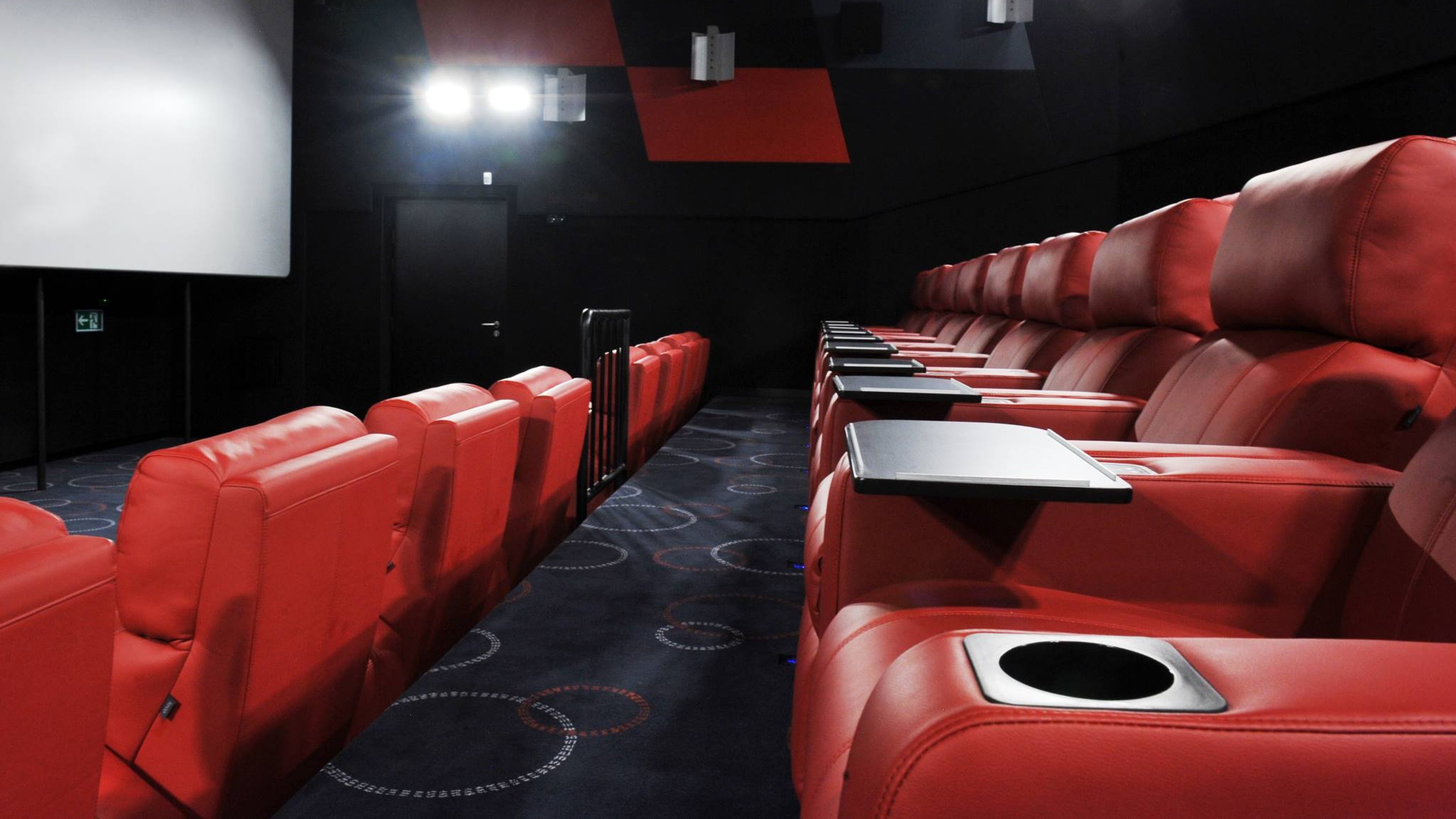 Kino z czerwonymi krzesłami