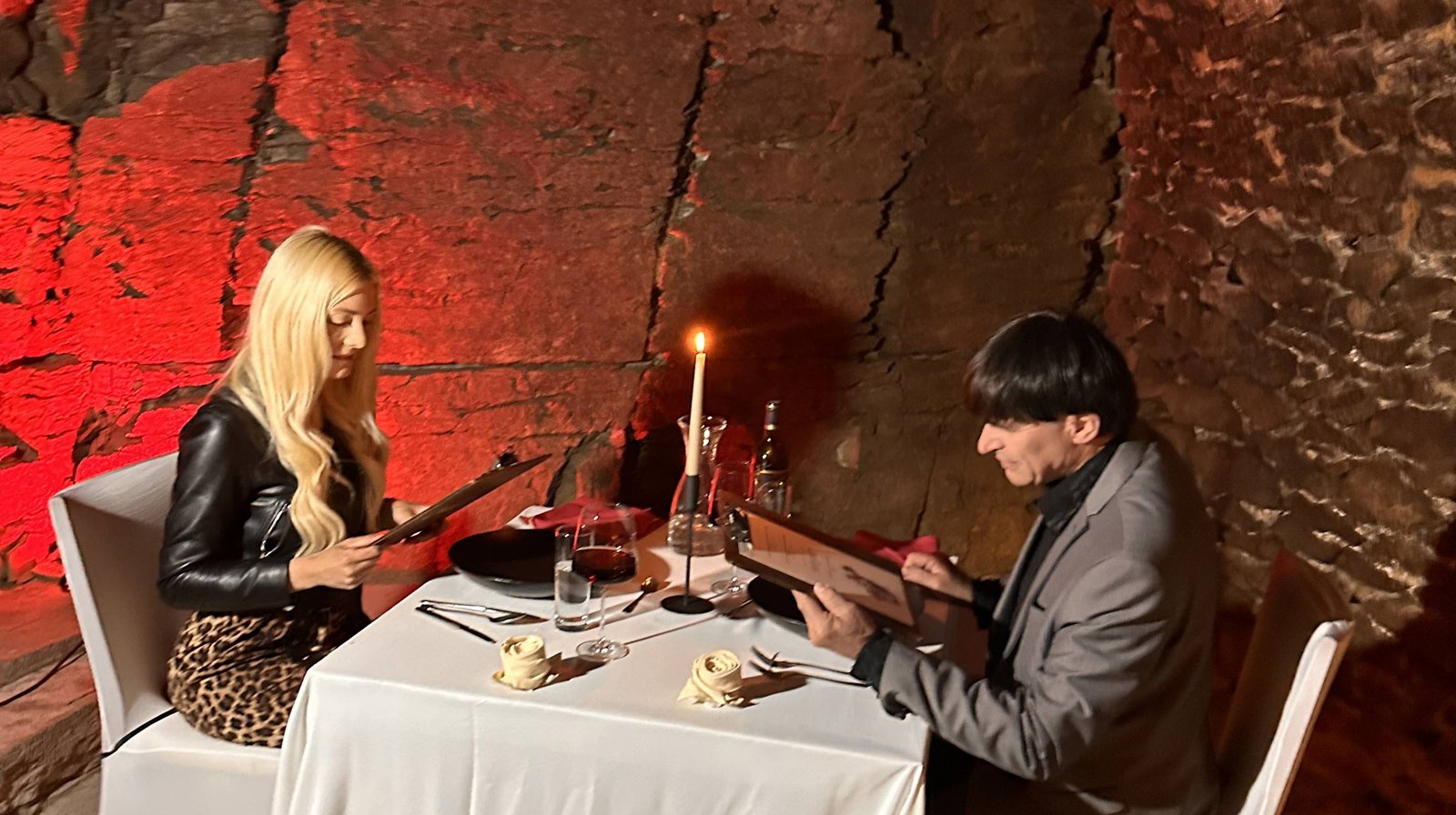 Novomanželé na loďce na hladině rybníka