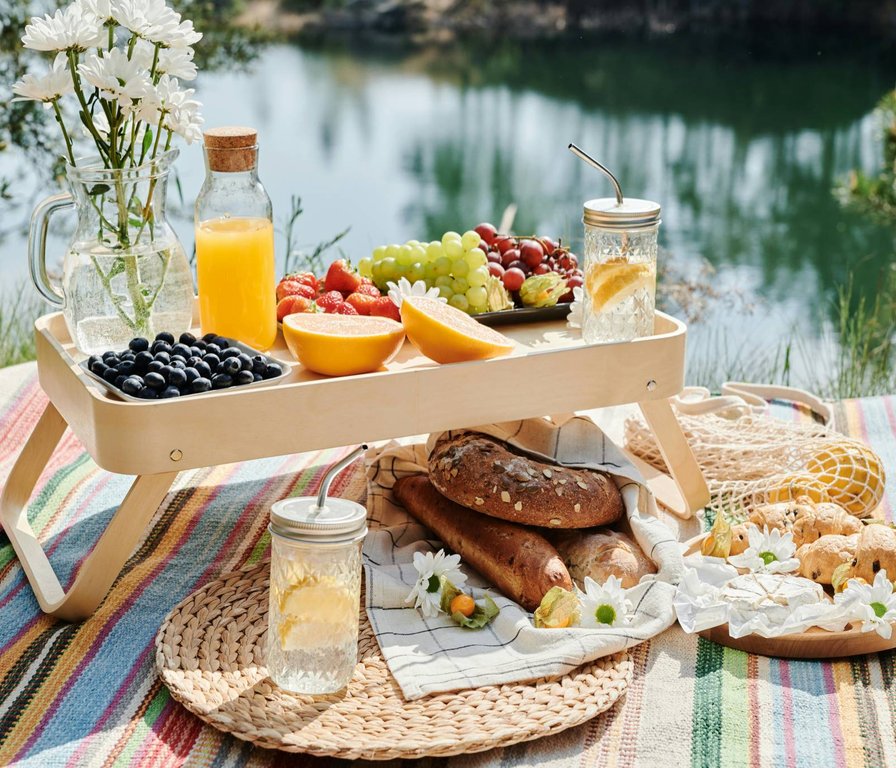 Jídlo na piknikové dece