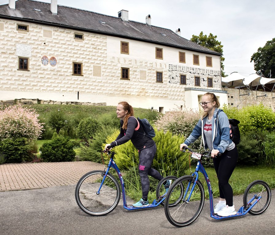 Hosté hotelu na koloběžkách