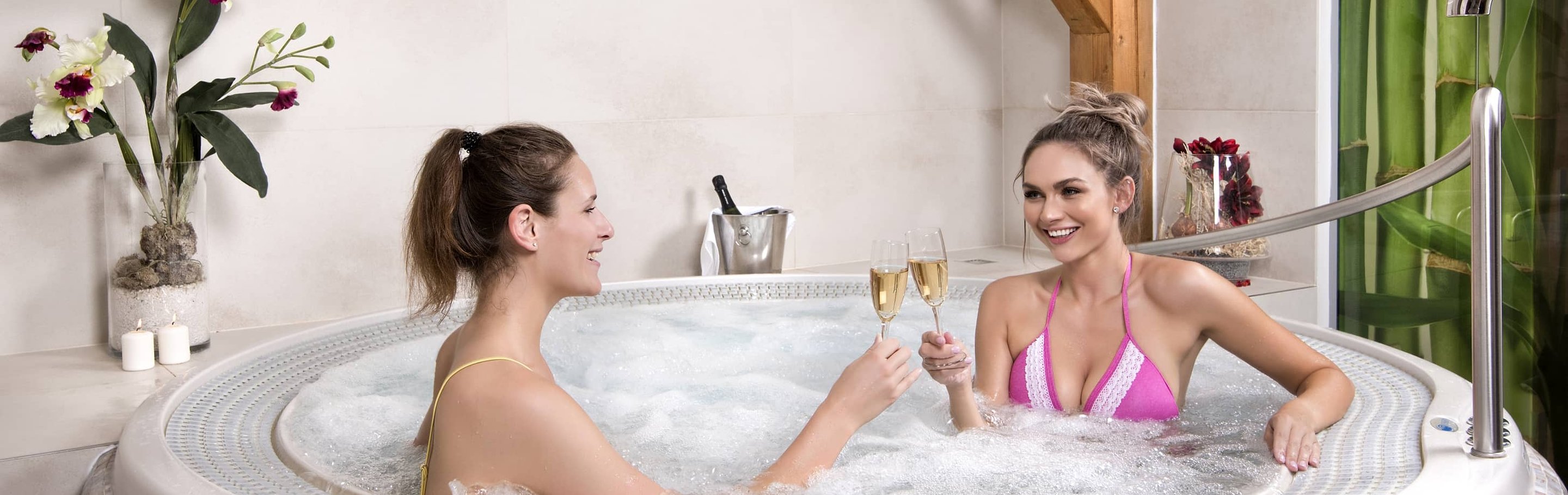 Ženy ve vířivce ve Wellness Chateau Orlice